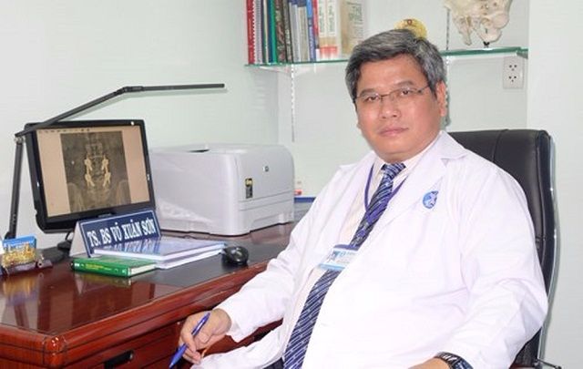 bác sĩ chữa á sừng da đầu