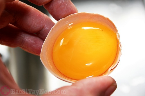 Lòng đỏ trứng gà chữa bệnh vẩy nến