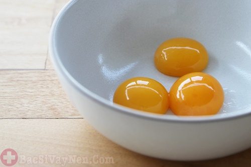 Thoa lòng đỏ trứng lên vêt thương để trị vẩy nến