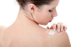 Thoa kem giúp ngăn ngừa bệnh vảy nến ở lưng